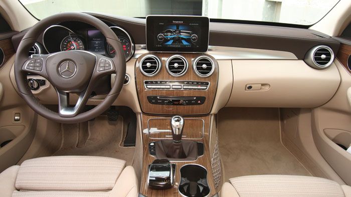 Πολυτέλεια και τεχνολογία συνδυάζονται αριστοτεχνικά στην καμπίνα της νέας Mercedes C-Class.